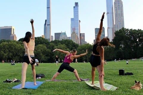 Central Park yogaklass med utsikt i hjärtat av New York City