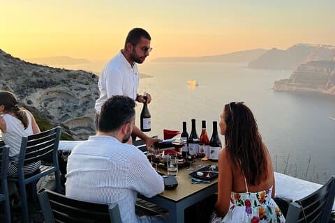 Visite privée des vins dans 3 établissements vinicoles avec 12 dégustations de vins et tapas