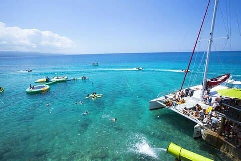 Bamboo Rafting & Catamarã Party Boat com bar aberto e snorkeling
