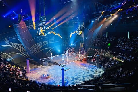 Espectáculo acrobático en el teatro de la época de Shanghái con traslado al hotel