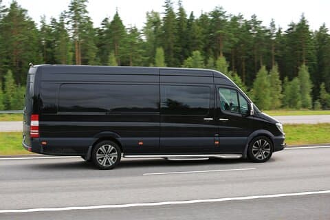 Transporte privado no aeroporto de Nashville para 6 a 13 passageiros