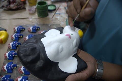 Laboratorio di pittura di maschere a Kathmandu