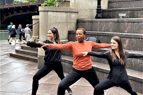 Tour a piedi di yoga sul fiume Chicago
