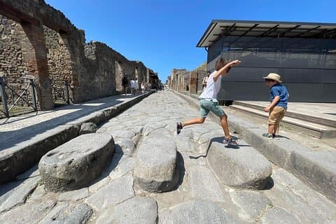 Aventura em Pompeia: um passeio personalizado para famílias com crianças!