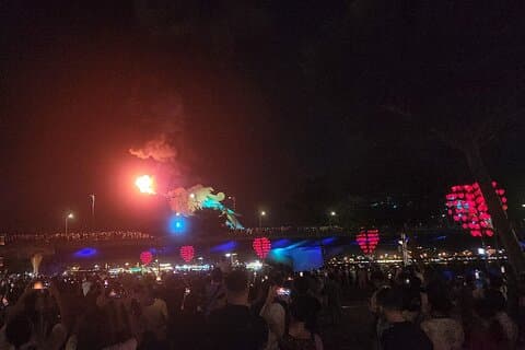 Tour della vita notturna di Da Nang con cena e spettacolo di fuoco del drago nel fine settimana