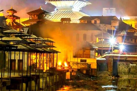 Visite approfondie du temple Pashupatinath, du crématorium hindou et d'Aarati