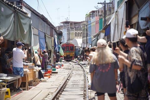 Marché ferroviaire et marché flottant de Maeklong