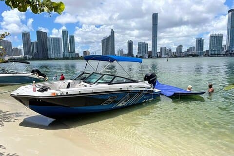 Vivi un divertente tour privato in barca in crociera sullo skyline di Miami e altro ancora