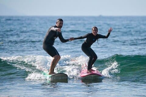 lezione di surf per piccoli gruppi a Playa de las Américas, Tenerife