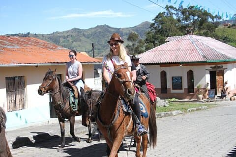 Paseo a caballo hasta el pueblo de Guantualo