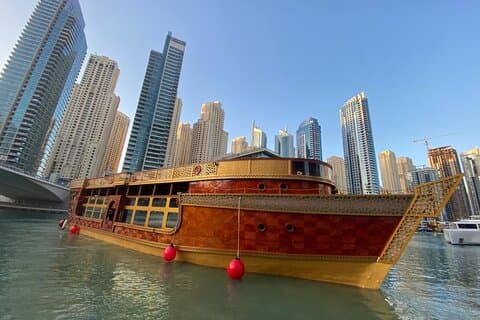 Celebración del Año Nuevo en el crucero Mega Dhow en el puerto deportivo de Dubái