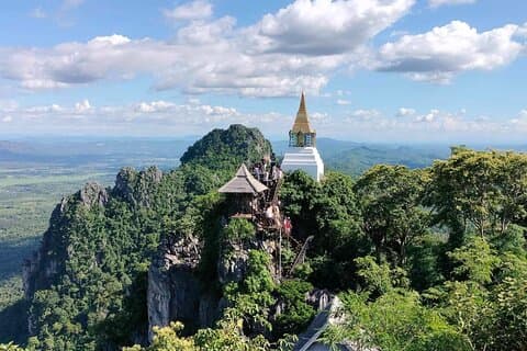 En bjergtop ligger ved Wat Chalermphrakiat Lampang