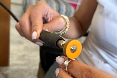 アンマンでのシンプルなシルバーリング作りのプライベート体験