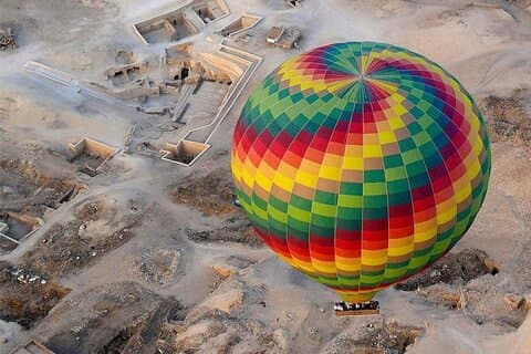 Sonnenaufgang Heißluftballonfahrt in Luxor mit kostenlosen Transfers