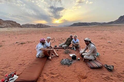 Tour in jeep di un giorno intero di Wadi Rum + tramonto + pernottamento nel campo beduino