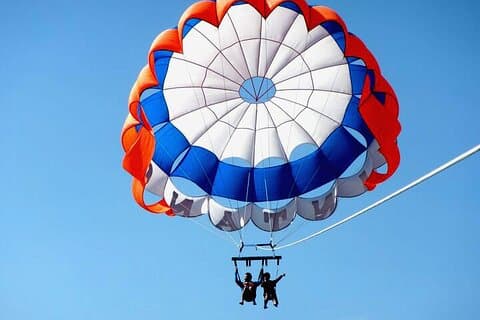 Halbtägige Parasailing- und Uluwatu-Tempeltour auf Bali