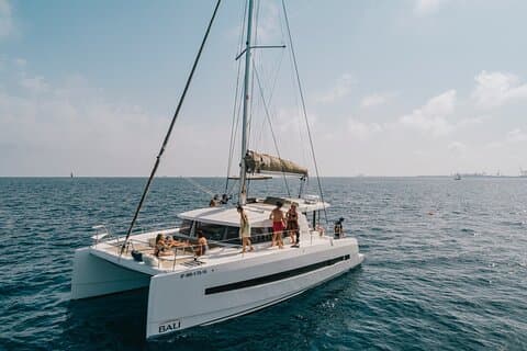 Catamarano di lusso per esperienze private a Barcellona