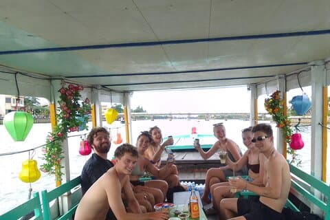 Bar privé sur un bateau lanterne sur la rivière Thu Bon