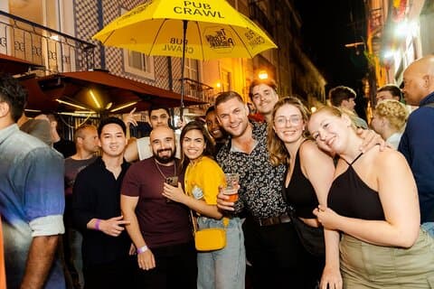 Nachtkroegentocht in Lissabon en een exclusieve merchandise (T-shirt)