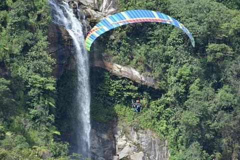 Esperienza privata di parapendio e cascata da Medellin Colombia