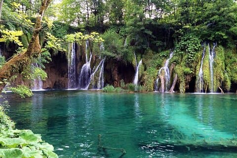 Excursión privada de un día desde Split al parque de los lagos de Plitvice, conductor local
