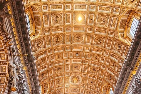 Excursão entre a Cúpula da Basílica de São Pedro e as Grutas Subterrâneas
