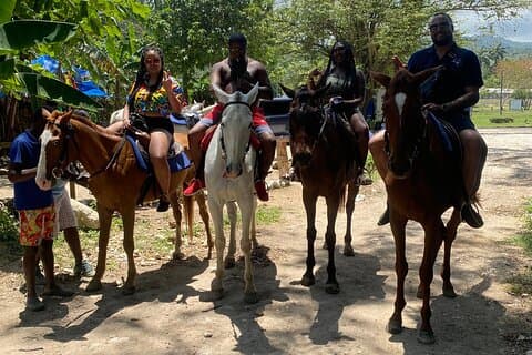Tour combinado de paseo a caballo, vehículo todoterreno y Ricks Café desde Montego Bay