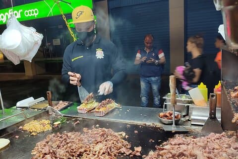 Gatemat, barer og tak i Poblado med en lokal