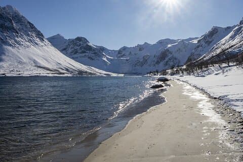 Tromso fjordene road trip med ild i grill hytte ved stranden.