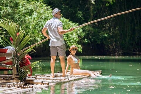 Ultra Play: quadriciclo, rafting em bambu, passeios a cavalo, queda no buraco azul