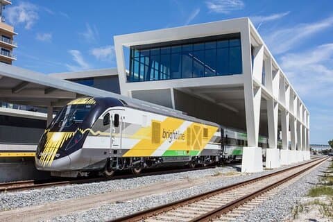 Brightline Orlando togstation til Port Canaveral Cruise skibe