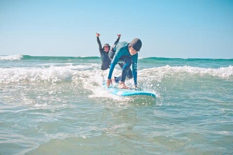Børne- og familieguidet surfkursus på Fuerteventura-strande