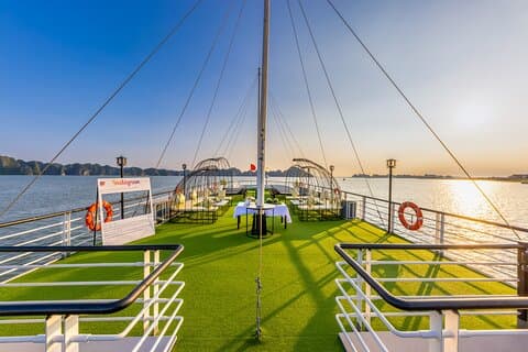 Tour de un día por la bahía de Halong con crucero de lujo Heritage