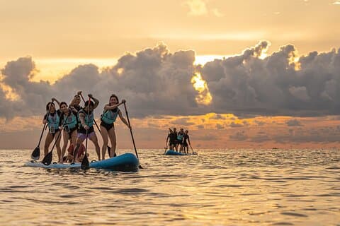 Noleggio MEGA Stand Up Paddleboard per 8 persone a Tanjung Aru