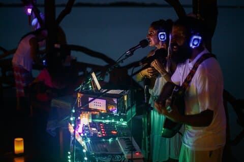 Aktivitet med Cacao Dance Headphones i Bacalar Lagoon