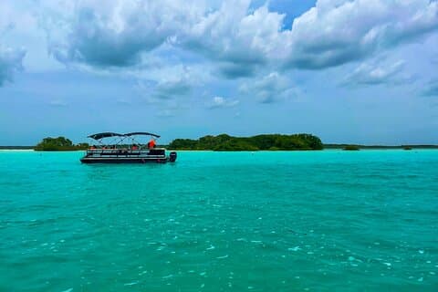 Descubra Bacalar: passeio de barco na lagoa de cristal da Riviera Maya