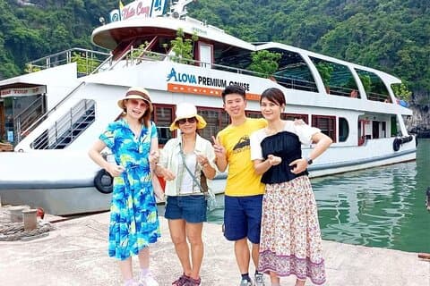Alova Premium Cruise 1 dag Halong Bay, lunchbuffet en kajakken