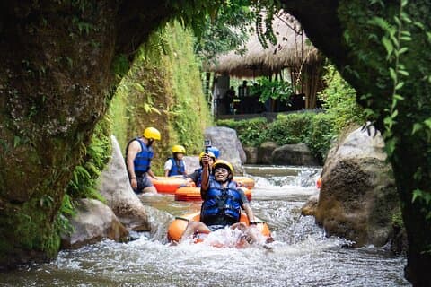 Tubatura della grotta del fiume Tegalalang