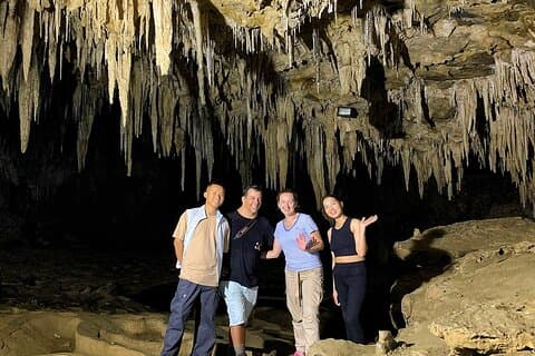 サンタンの地元の市場、洞窟、モン族の村を探索