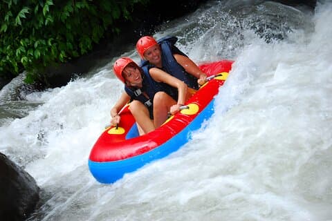 Melhores atividades em Bali: aventura em tubing no rio Bali
