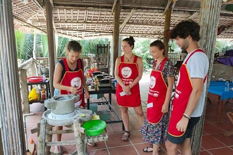 Le cours de cuisine au coucher du soleil dans une maison locale à Hoi An