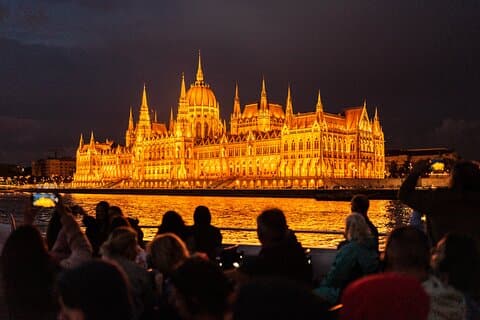 Budapest Donau Sightseeing Nachtkreuzfahrt mit Getränk