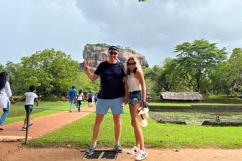 Tagesausflug zur Felsenfestung und zum Dambulla-Höhlentempel ab Kandy