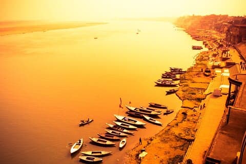 Tour guiado de día completo por la ciudad de Varanasi en automóvil AC con un local
