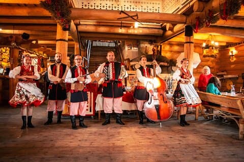 Kveldsfolkeshow, sang, dans og deilig mat