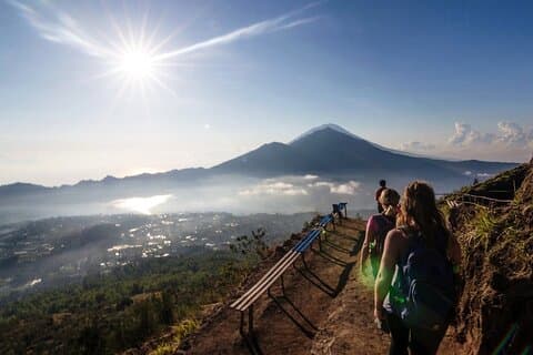 バトゥール山日の出トレッキングと天然温泉