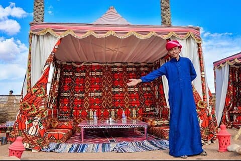 Nyt deilig beduinmiddag og fantastisk show i Sinai-ørkenen