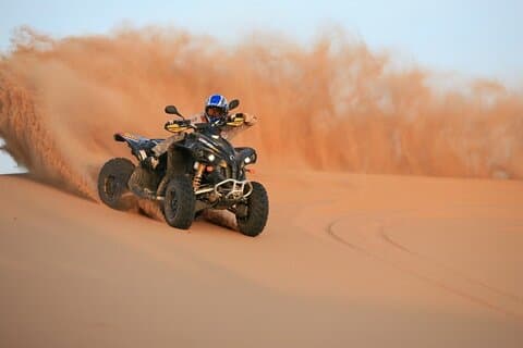 30 Minutos Quad Bike Tour em Dubai com Camel Ride & Sand Boarding