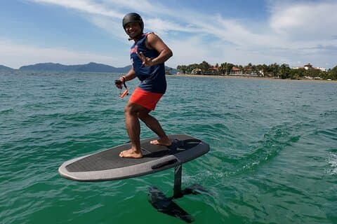 Esperienza E-Foil guidata privata sulla spiaggia di Tanjung Aru