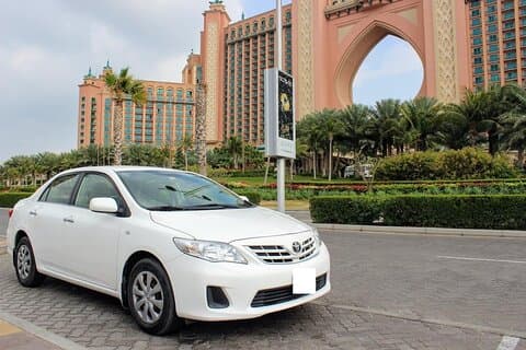メディナ空港 MED からメディナのホテルへ - 往復プライベート送迎